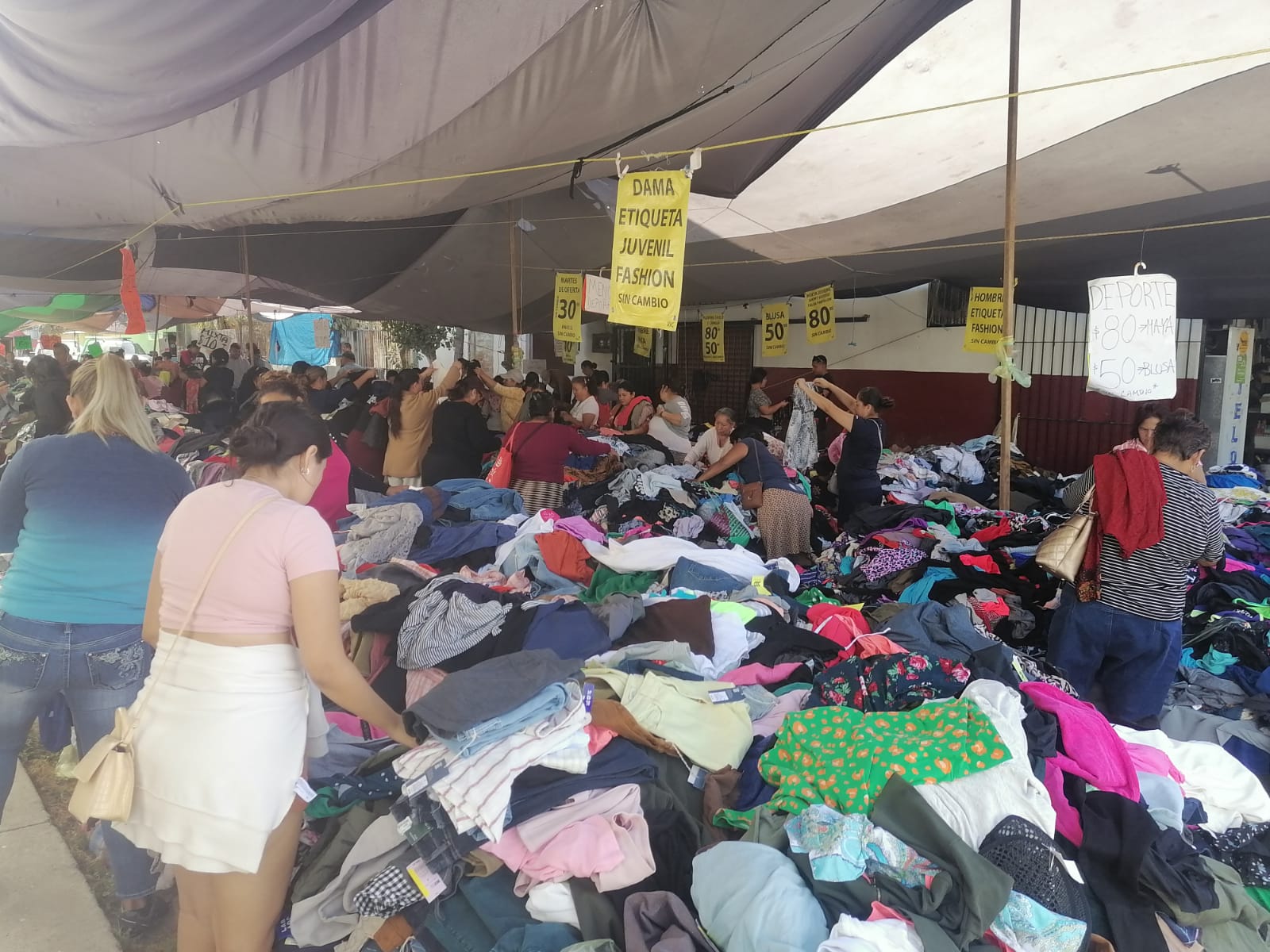 Crónica Urbana: El placer de menear la paca de ropa americana en el tianguis  | Puerto Vallarta | Bahía de Banderas