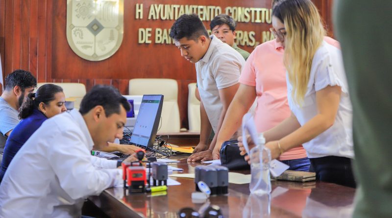 Héctor Santana y Navarro Quintero facilitan expedición de licencias en Valle de Banderas