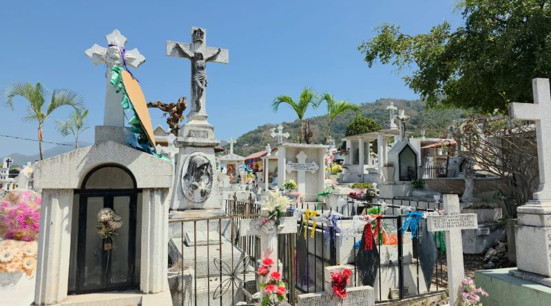Carecen municipios de la bahía de tumbas y panteones suficientes para la última morada
