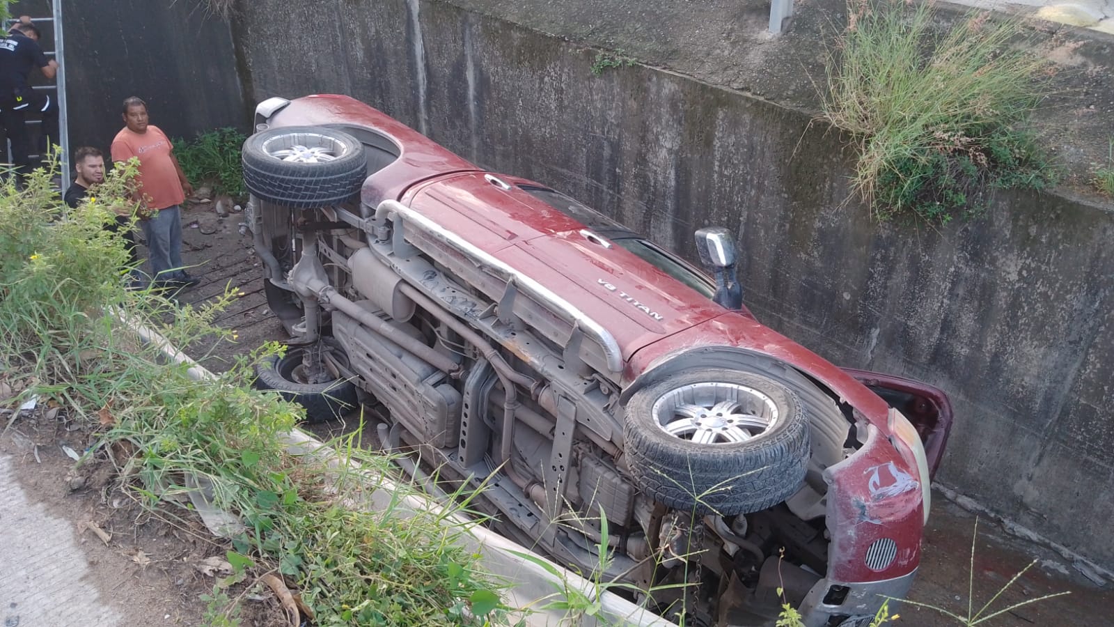 Mujer pierde el control de su vehículo y cae a canal frente a Hipódromo ...