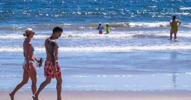 Playas de Puerto Vallarta lucen llenas de turistas durante el fin de semana largo