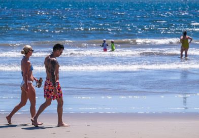 Playas de Puerto Vallarta lucen llenas de turistas durante el fin de semana largo