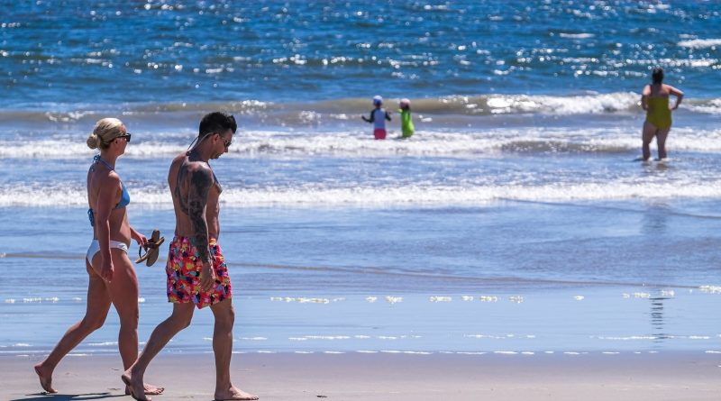 Playas de Puerto Vallarta lucen llenas de turistas durante el fin de semana largo