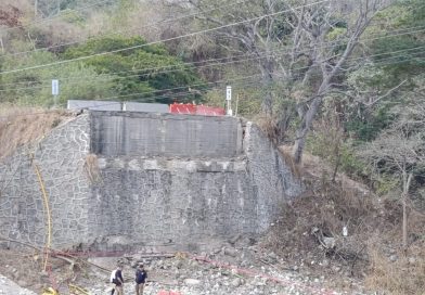 Motociclista cae al vacío en el puente derrumbado de La Desembocada