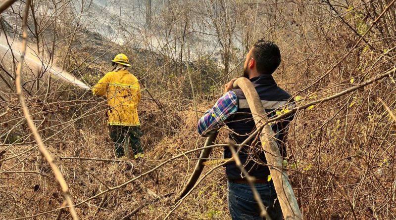 Oromapas apoya con pipas en el incendio en La Cruz