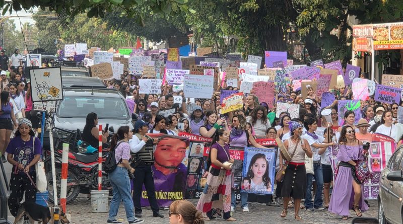 Marcha del 8M reúne a las vallartenses para exigir justicia y derechos
