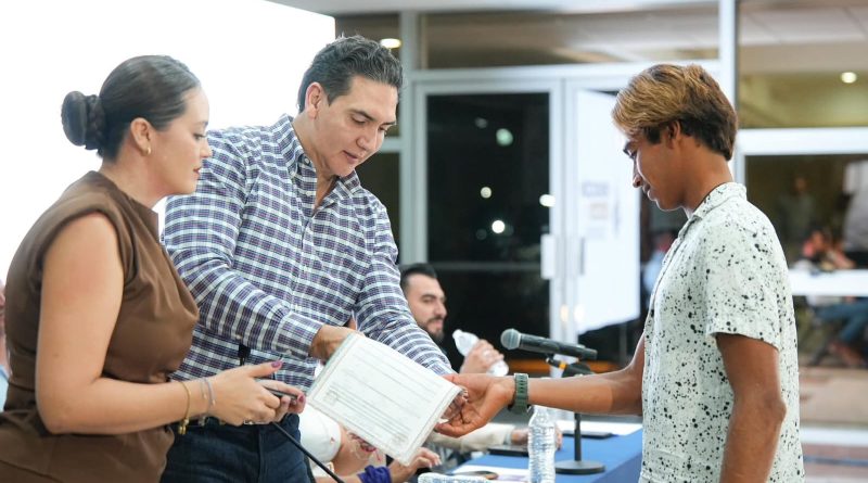 Gobierno Municipal de Bahía de Banderas garantiza derecho a la identidad de joven surfista
