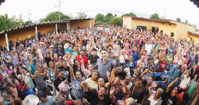Héctor Santana dialoga con integrantes de organizaciones sociales y productivas de Villa Hidalgo