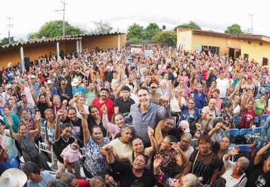 Héctor Santana dialoga con integrantes de organizaciones sociales y productivas de Villa Hidalgo