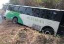 Sin consecuencias mayores tras volcar camión de trabajadores