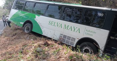 Sin consecuencias mayores tras volcar camión de trabajadores