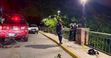 Se quedó atrapado abajo del puente de El Caloso; bomberos lo rescataron 