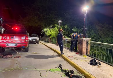 Se quedó atrapado abajo del puente de El Caloso; bomberos lo rescataron 