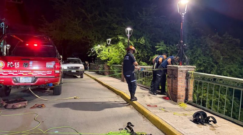 Se quedó atrapado abajo del puente de El Caloso; bomberos lo rescataron 