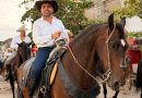 Entre caballos y banda, Ra Aguilar vive la gran cabalgata de Ixtapa