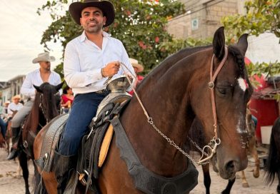 Entre caballos y banda, Ra Aguilar vive la gran cabalgata de Ixtapa