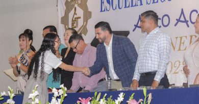 Apadrina arquitecto Luis Munguía a graduados de secundarias técnicas