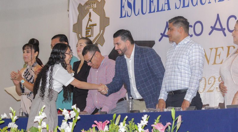 Apadrina arquitecto Luis Munguía a graduados de secundarias técnicas