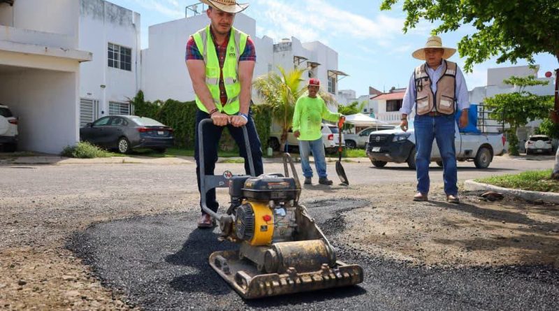 Supervisa Israel Santillán jornada de bacheo en Palma Real