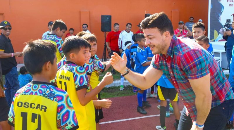 Israel Santillán refrenda su compromiso en las finales de la Liga Municipal de Fútbol