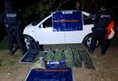 ¡Casi nada! En Ixtapa aseguraron  vehículo con droga, ponchallantas y uniformes tipo militar 