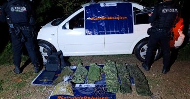 ¡Casi nada! En Ixtapa aseguraron  vehículo con droga, ponchallantas y uniformes tipo militar 