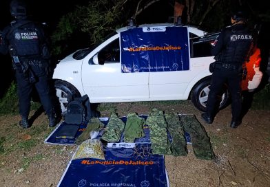 ¡Casi nada! En Ixtapa aseguraron  vehículo con droga, ponchallantas y uniformes tipo militar 