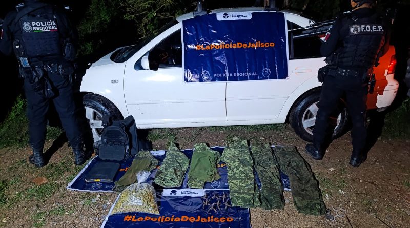 ¡Casi nada! En Ixtapa aseguraron  vehículo con droga, ponchallantas y uniformes tipo militar 