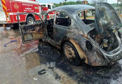 Se incendia  Volkswagen Sedán sobre avenida México