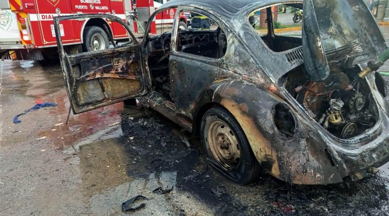 Se incendia  Volkswagen Sedán sobre avenida México