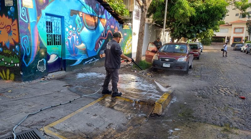 Servicios Eficientes mantiene la limpieza diaria en el Centro y la Zona Romántica
