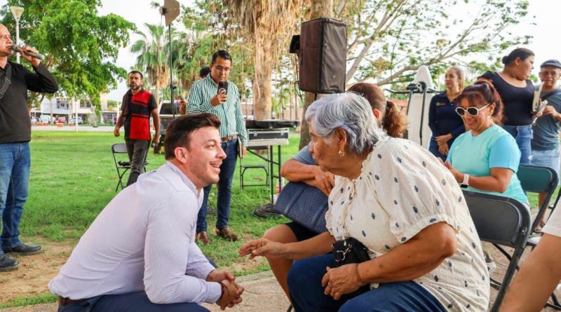 Israel Santillán refrenda su respaldo a comerciantes durante visita al tianguis de Valle Dorado