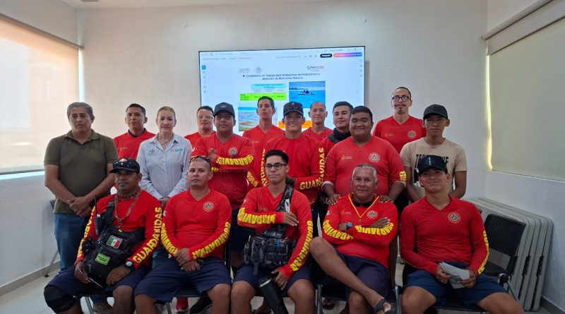 Capacita COPRISJAL a Guardavidas en vigilancia de marea roja