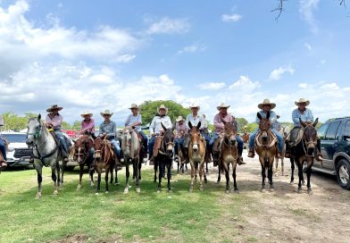 Arq. Luis Munguía celebra junto a familias Las Paseadas de Las Palma