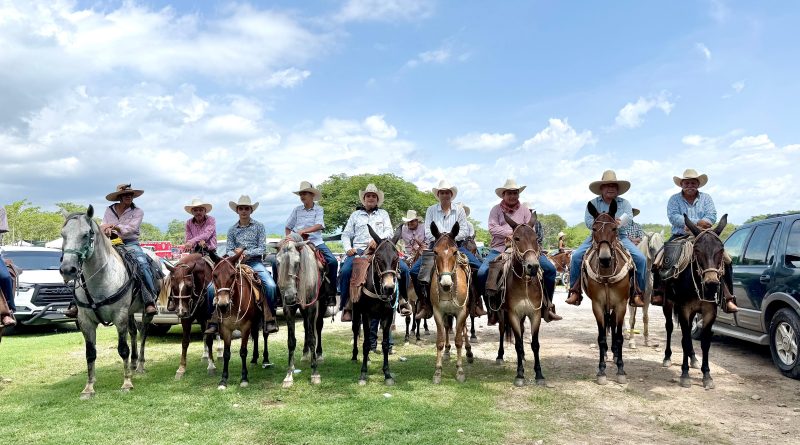 Arq. Luis Munguía celebra junto a familias Las Paseadas de Las Palma