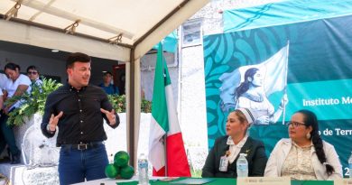 Israel Santillán reconoce la vocación de quienes concluyeron su servicio social en la Clínica 19 del IMSS
