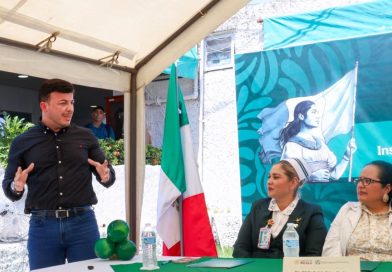 Israel Santillán reconoce la vocación de quienes concluyeron su servicio social en la Clínica 19 del IMSS