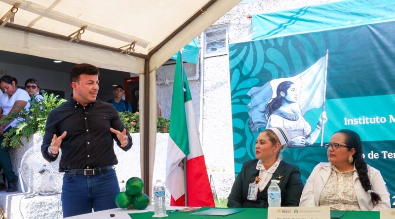 Israel Santillán reconoce la vocación de quienes concluyeron su servicio social en la Clínica 19 del IMSS