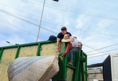 Israel Santillán cumple compromisos con vecinos de la Bicentenario y encabeza jornada de Limpiatón