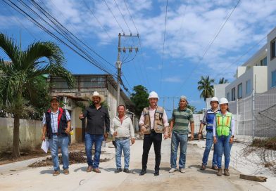 Supervisa Israel Santillán pavimentación de la calle Cleofas Salazar en Bucerías