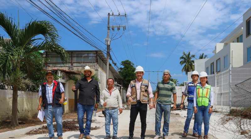 Supervisa Israel Santillán pavimentación de la calle Cleofas Salazar en Bucerías