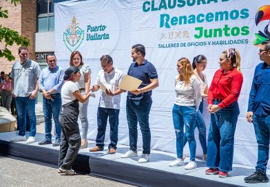 Luis Munguía entrega constancias de los talleres gratuitos de oficios a egresados de los CDC