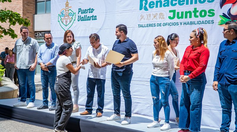 Luis Munguía entrega constancias de los talleres gratuitos de oficios a egresados de los CDC