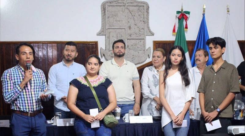 Entregan el Premio Juventud Renace reconocimiento el talento vallartense
