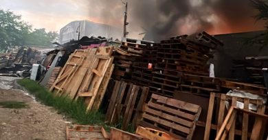 Incendio consume bodegas en Las Juntas; reportan una persona fallecida