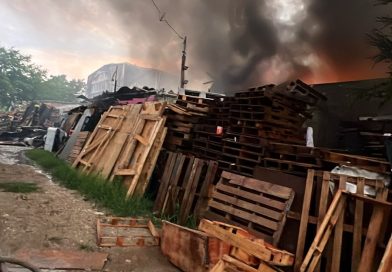 Incendio consume bodegas en Las Juntas; reportan una persona fallecida