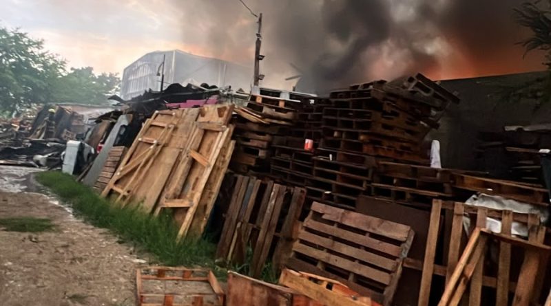 Incendio consume bodegas en Las Juntas; reportan una persona fallecida