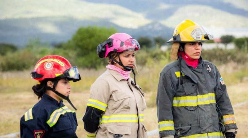 Bomberas de Puerto Vallarta participan en simposio nacional de capacitación en Querétaro