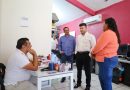Israel Santillán de visita en las oficinas de Bienestar Social y Coordinación de Salud