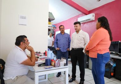 Israel Santillán de visita en las oficinas de Bienestar Social y Coordinación de Salud
